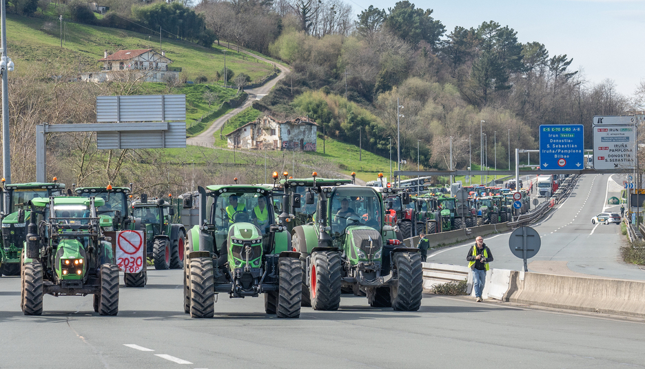 Ipar Euskal Herritik, Gipuzkoatik eta Nafarroatik etorritako traktoreek Biriatuko bidea hartu dute ostegun honetan, sektorearen defentsan.