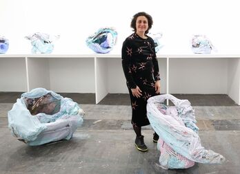 Elena Aitzkoa posa con su obra expuesta en la galería Rosa Santos.