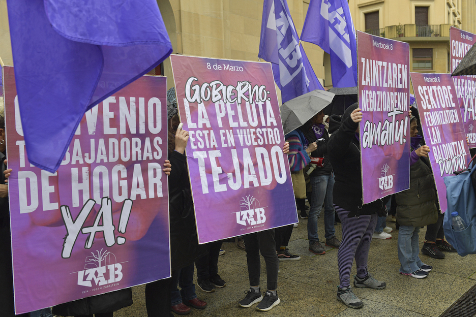 Carteles exigiendo en Iruñea un sistema público comunitario de cuidados.