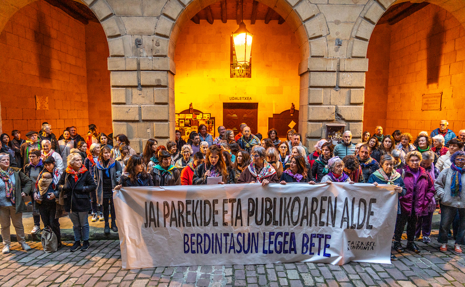 El 8M ha sido aprobado en Hondarribia para reclamar paridad y cumplimiento de la ley en el Alarde, con una concentración celebrada el jueves.