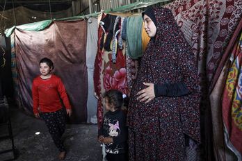 Una mujer embarazada en un refugio en Rafah tras tener que abandonar el norte de Gaza.