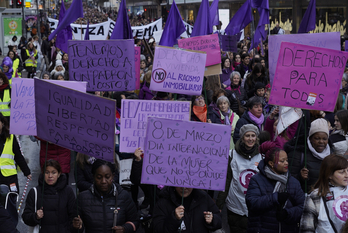 Mujeres migrantes, en cabeza en la manifestación de Gasteiz.