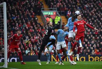 Jugadores del Liverpool y Manchester City en un lance del partido.