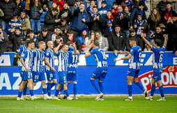 Andoni Gorosabel celebra con sus compañeros el bonito y decisivo gol que anotó al final del primer tiempo.