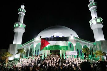 Musulmanes brasileños celebran el inicio del Ramadán apoyando a los palestinos en la mezquita de Foz do Iguacu, en Paraná.