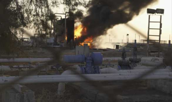 Una refinería cerca de Rumilan (noreste), tras ser destruida por drones turcos.