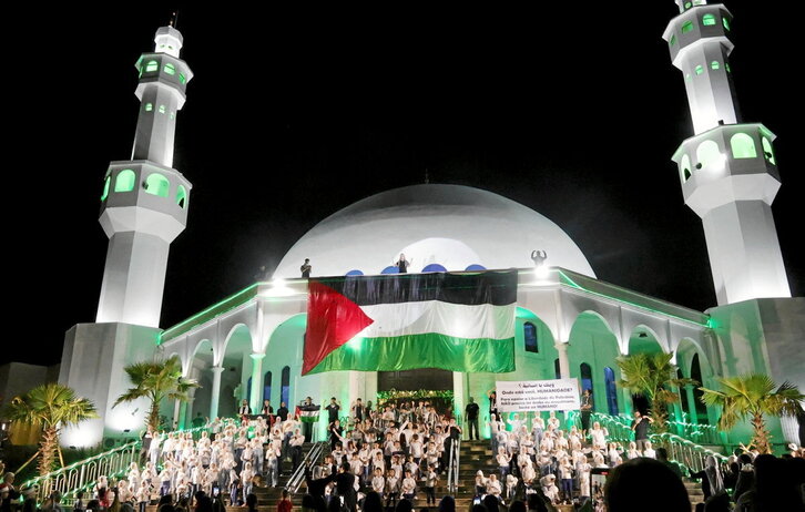 Musulmanes brasileños celebran el inicio del Ramadán apoyando a los palestinos en la mezquita de Foz do Iguacu, en Paraná.