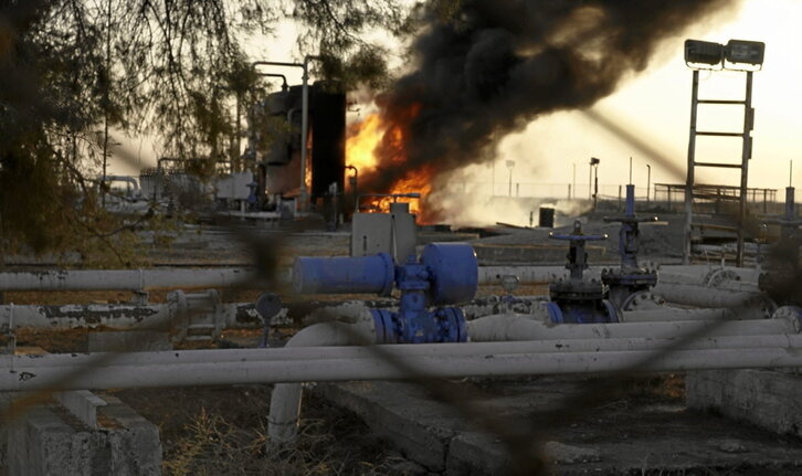 Una refinería cerca de Rumilan (noreste), tras ser destruida por drones turcos. El petróleo es una de las principales fuentes de ingresos para Rojava. 