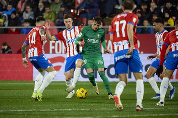 Aimar conduce el balón entre varios futbolistas del Girona.