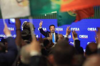 El líder dela ultraderechista Chega, André Ventura, hace la señal de victoria. 