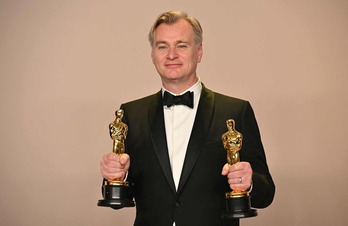Christopher Nolan posa con dos de las estatuillas que se llevó ‘Oppenheimer’.