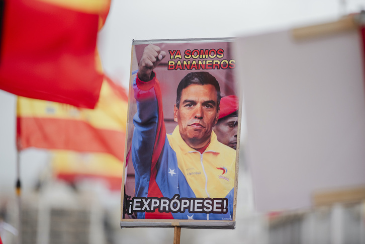 Carteles alusivos a Pedro Sánchez en una protesta contra la amnistía en Madrid.