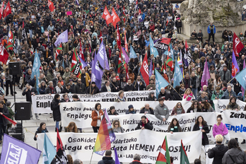 Según los sindicatos, unas 30.000 personas se han manifestado en Gasteiz, Bilbo y Donostia.