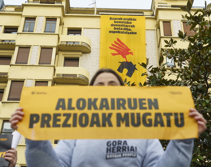 Acción de Sortu en Donostia contra la especulación con la vivienda.