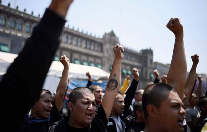 Estudiantes protestan a las puertas del Palacio Nacional, en Ciudad de México. 