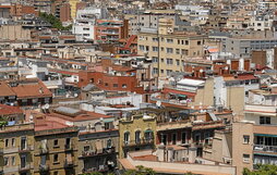 Edificios de viviendas vistos desde el mirador del Poble Sec, en Barcelona.