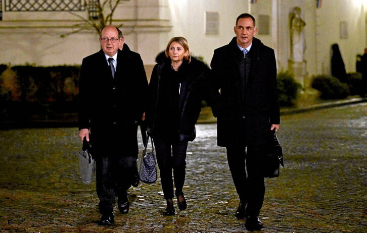Paul-Felix Benedetti, Marie-Antoinette Maupertuis y Gilles Simeoni llegan a la reunión con Gerald Darmanin.