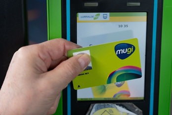 La tarjeta Mugi se podrá utilizar para pagar el viaje al aeropuerto de Loiu, con descuento.