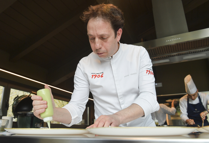 David Yárnoz, preparando uno de sus platos en la cocina de Molino de Urdaniz.