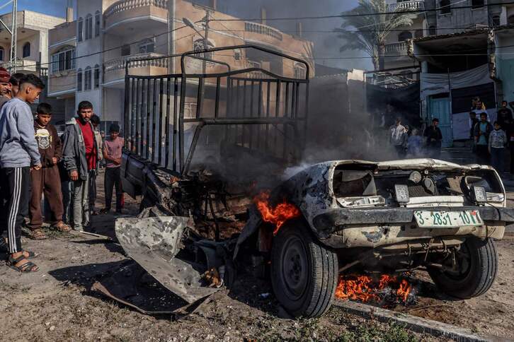 Un coche incendiado en Rafah tras el bombardeo del Ejército israelí.
