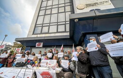 Imagen de una protesta anterior de Stop Desahucios frente a la sede del Gobierno de Lakua en Donostia.