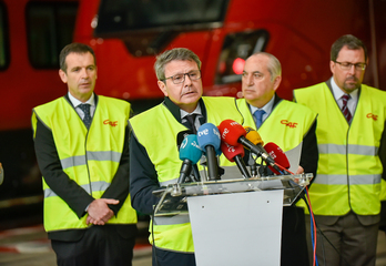 El secretario de Estado de Transportes, José Antonio Santano, y el consejero Iñaki Arriola, en CAF de Beasain en febrero pasado, anunciando que la empresa vasca también construirá los nuevos trenes de cercanías a Asturias y Cantabria.