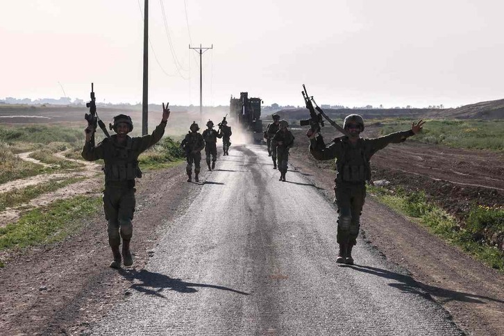 Soldados israelíes avanzan por una carretera en la Franja de Gaza.