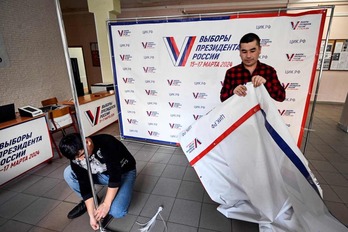  Preparativos en un colegio electoral de Moscú.