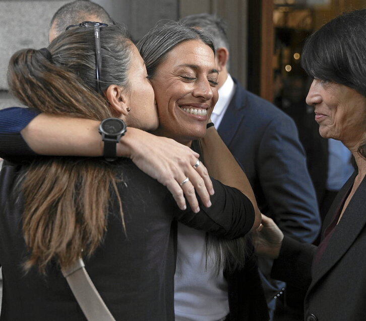 La portavoz de Junts, Miriam Nogueras, es felicitada a la salida del Congreso.