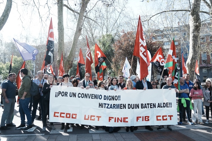 Representantes de CCOO, UGT, FINE, FIB y CGY se han concentrado este viernes frente al Palacio Euskalduna.