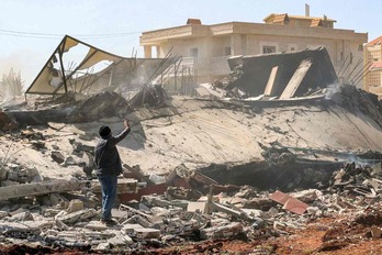 Un hombre gesticula junto a un edificio destruido durante un ataque aéreo nocturno israelí en la ciudad de Baalbek, en el centro-este de Líbano, el 12 de marzo de 2024. 