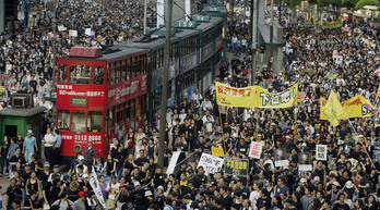 Imagen de archivo de una manifestación en Hong Kong, el 1 de julio de 2003, contra la polémica Ley de Seguridad Nacional. 