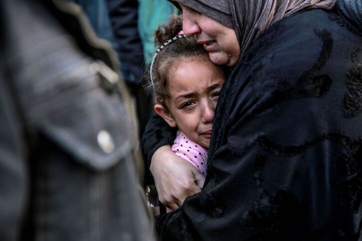 Una niña llora tras un bombardeo.