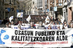 Manifestaciones contra el «desmantelamiento» de Osakidetza recorrieron ayer Bilbo -en la imagen-, Gasteiz y Donostia.