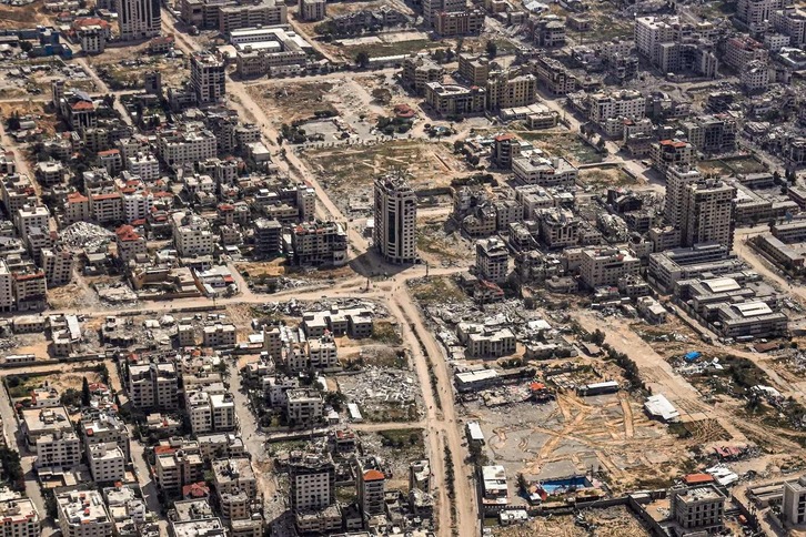 Estrella de David dibujada a surcos en la parte inferior de la imagen de una Gaza capital devastada.