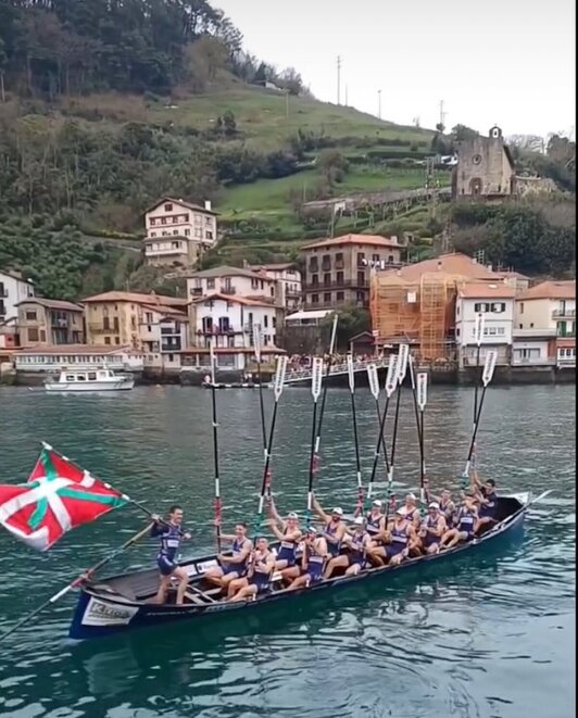 Urdaibai, San Pedroko uretan ikurrina astintzen.