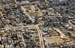 Estrella de David dibujada a surcos en la parte inferior de la imagen de una Gaza capital devastada.