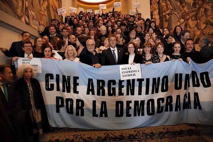 La comunidad cinematográfica argentina recordó que 600.000 familias dependen de su Industria.