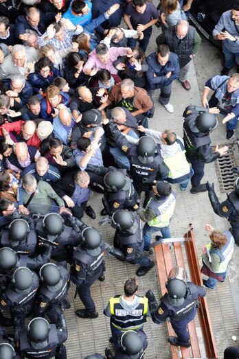 Cargas policiales el 1 de octubre de 2017 en el colegio Benestar Social de Lleida.