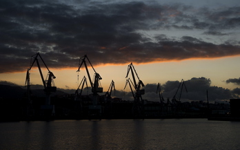 Imagen de archivo de las grúas del desaparecido astillero de La Naval, en Sestao.