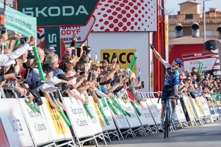 Nicholas Schultz alza el brazo como vencedor de la primera etapa de la Volta.