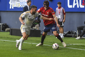 Budimir trata de driblar a Carvajal en el partido del pasado sábado.