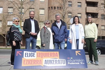 Candidatos de Elkarrekin Podemos-Alianza Verde frente a la comisaria de Betoño.