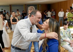 Javier Esparza felicita a Xuriñe Peñas, tras tomar posesión como alcaldesa de Eguesibar.