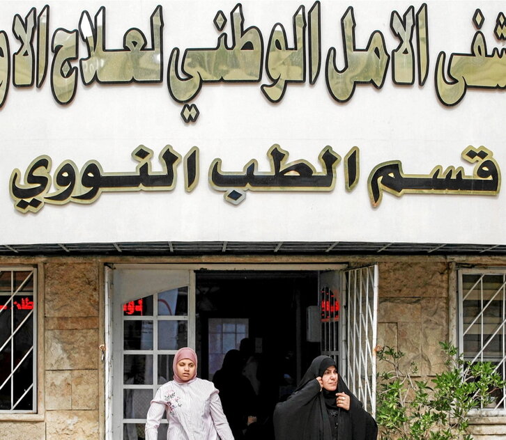 Dos mujeres salen del  centro oncológico Al-Amal de la capital iraquí, el pasado lunes, en el marco de una visita de la Agencia Internacional de la Energía Atómica.