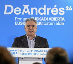 Javier De Andrés, cabeza de lista del PP por Araba, en un acto electoral.
