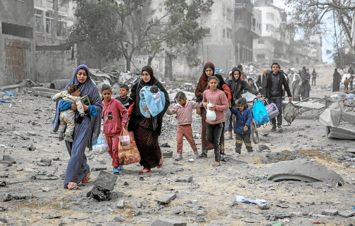 Palestinos huyen de los bombardeos en la ciudad de Gaza.