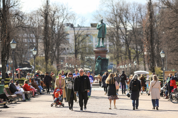 Herritarrak eta bisitariak Finlandiako hiriburu den Helsinkiko parke batean.