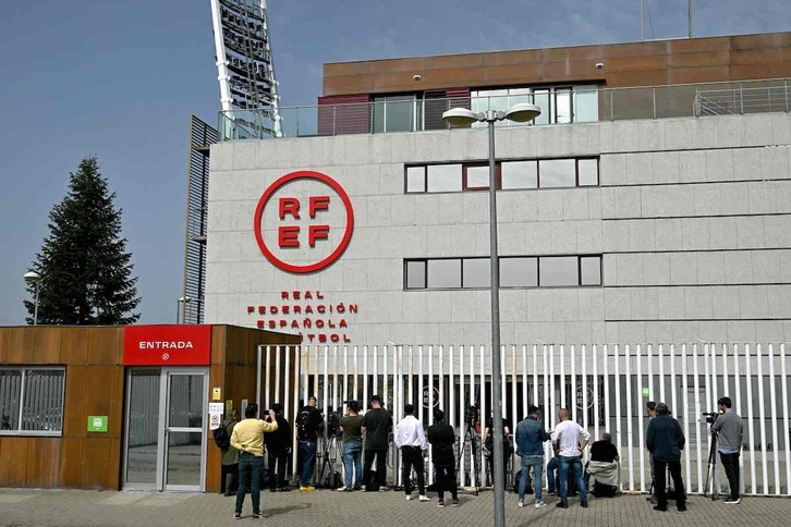 Varios periodistas esperan fuera de la Federación Española de Fútbol.