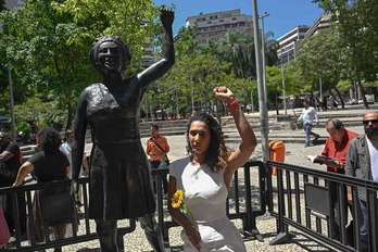 La ministra Anielle Franco junto a la estatua de su hermana Marielle.